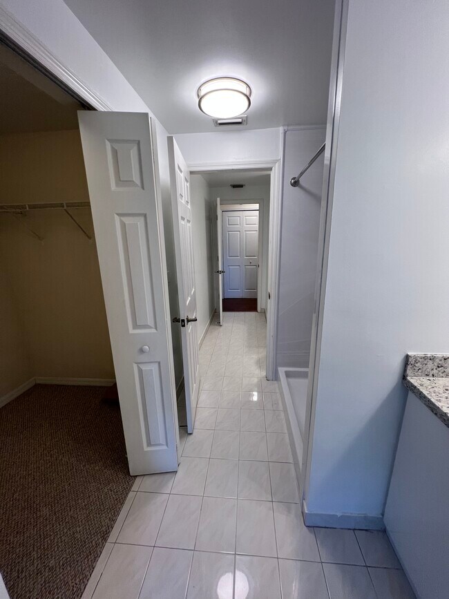 Large bathrooms - 6360 NW 114th Ave