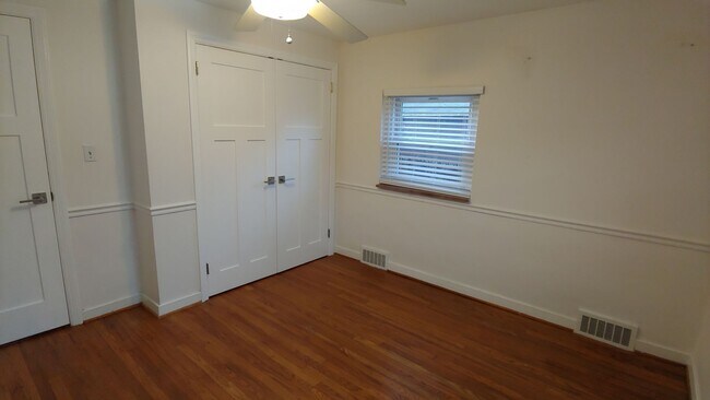 Building Photo - *Updated & Spacious 3BD/2BA Single-Family ...