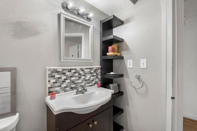 Building Photo - 918 McAlway Rd