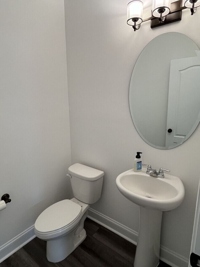 Building Photo - Spacious 5 Bed home in Stallings