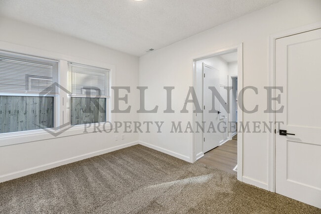 Building Photo - 2046 N Burns Ave