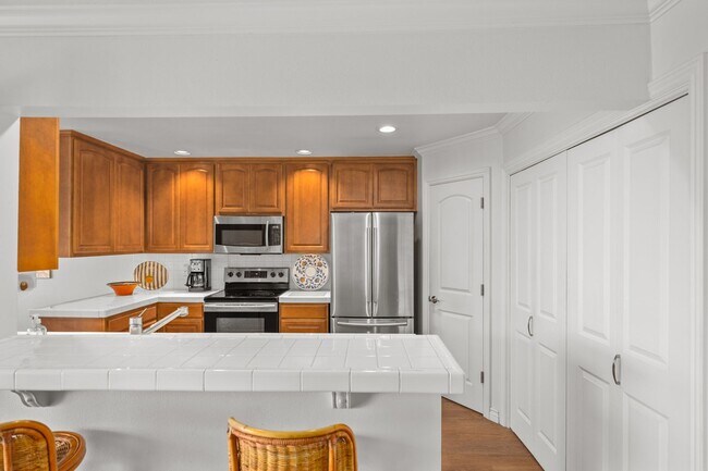 Building Photo - Luxurious 2 Bedroom, 2 Bathroom Condo for Rent