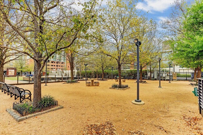 Building Photo - 2000 Bagby St