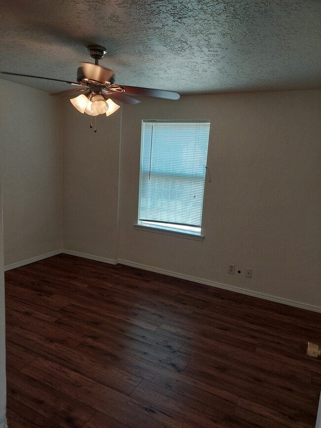 Building Photo - 10713 Fairbanks Rd NE