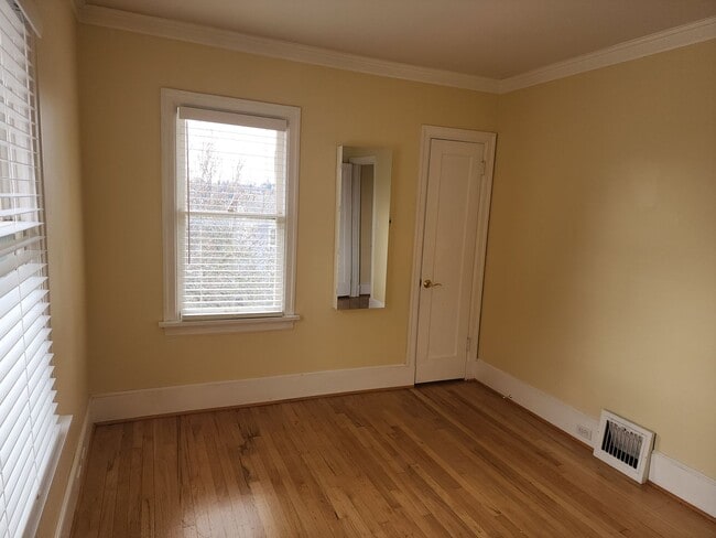 Building Photo - Spacious 3BR/3BA in Sought- After Queen Anne Location
