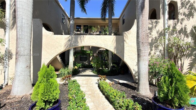 Primary Photo - 815 NE 28th St