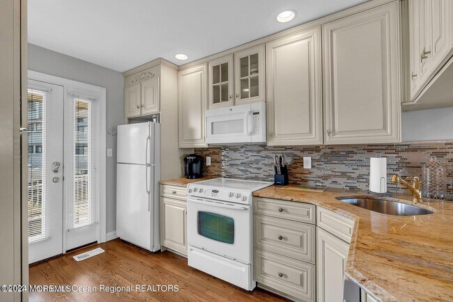 Building Photo - 1919 Bay Blvd