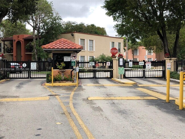 Building Photo - 10740 N Kendall Dr