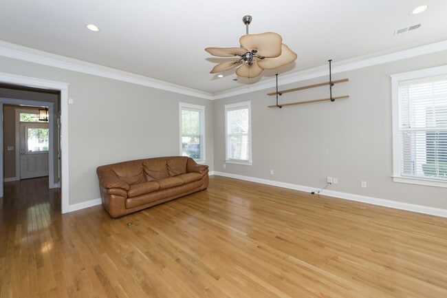 Building Photo - 302 White Gables Dr