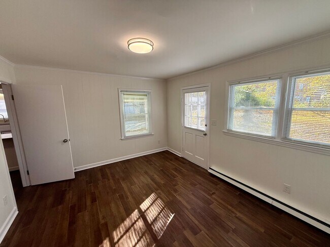 Building Photo - Three bedroom, 1.5 bath house in Burlington