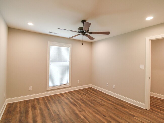 Building Photo - Modern 2 Bed @ bath Townhome!
