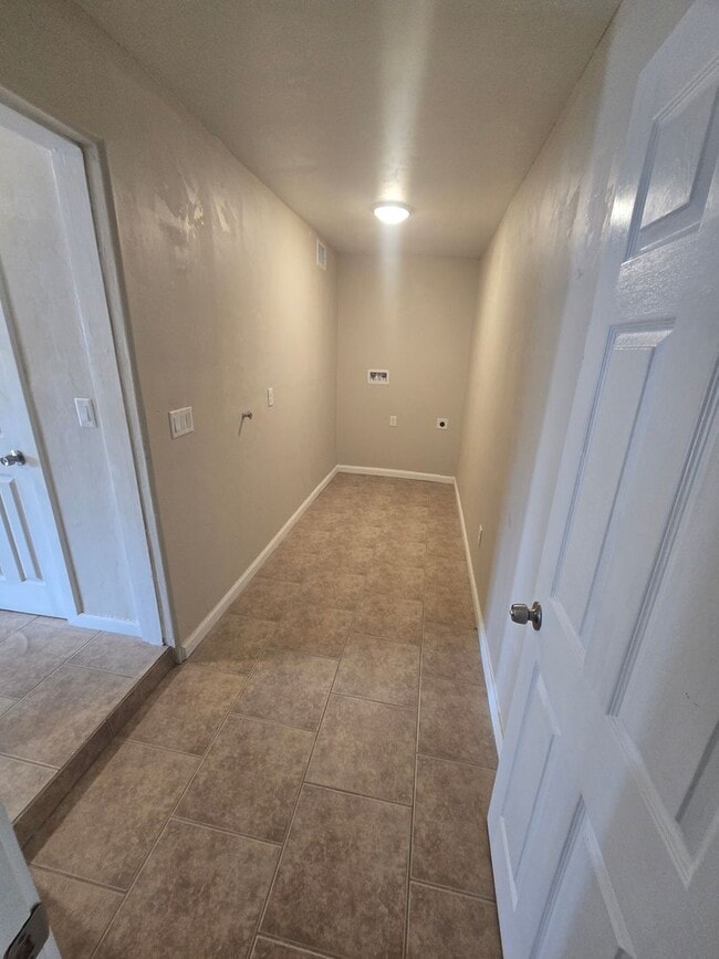 Building Photo - Spacious 3bd/1ba in a HUGE GATED Property!