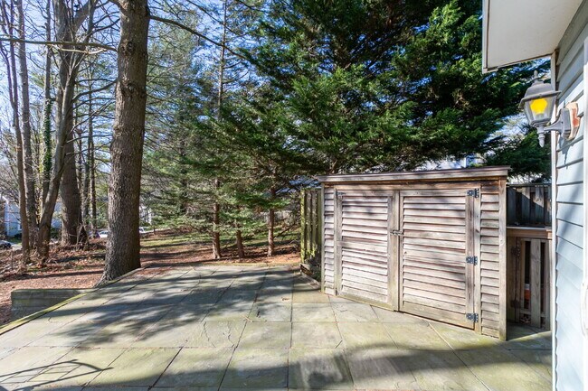 Building Photo - Bright and Spacious Townhome Living Near Reston