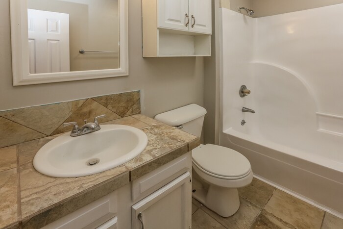 Building Photo - 2038 Red Oak Dr