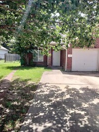 Building Photo - 208 Canterbury Dr