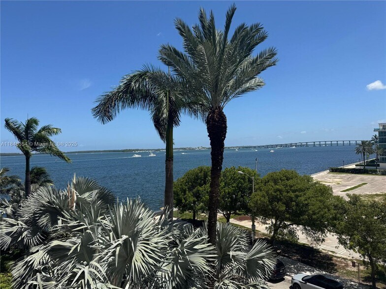 Building Photo - 1155 Brickell Bay Dr