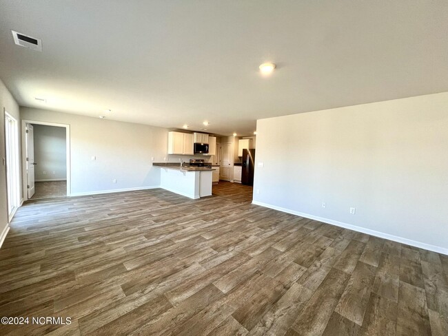 Building Photo - 8219 E Highcroft Dr NE
