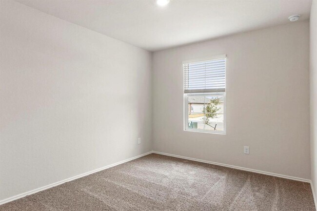 Building Photo - 128 Shimmering Cv