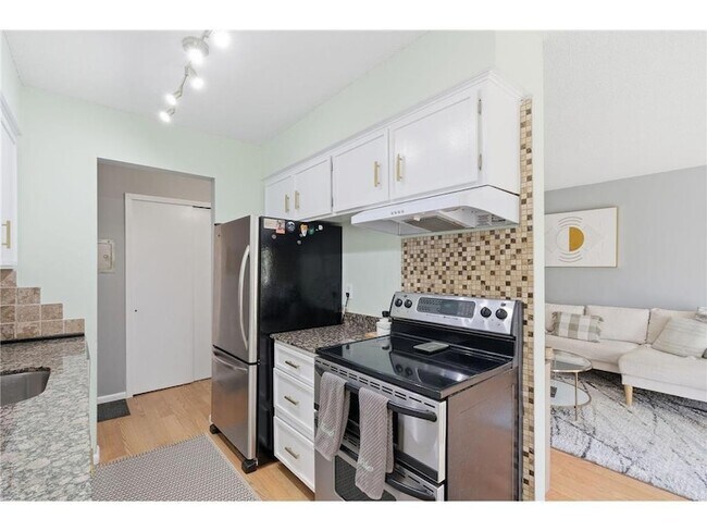Building Photo - 908 9th Ave S