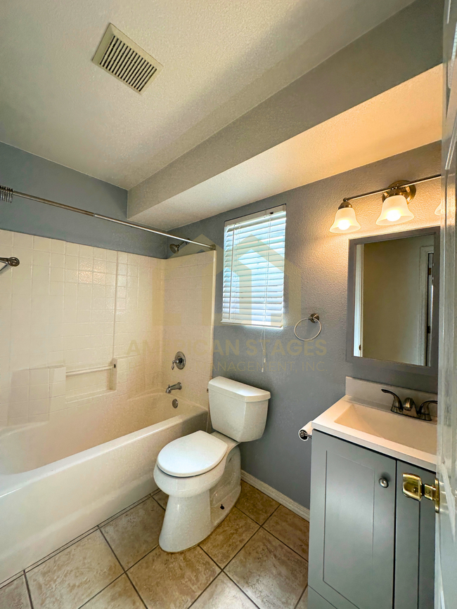 Building Photo - 4226 Woodmere Rd