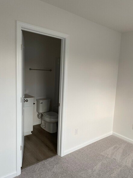 Building Photo - 4633 Forest Hills Dr