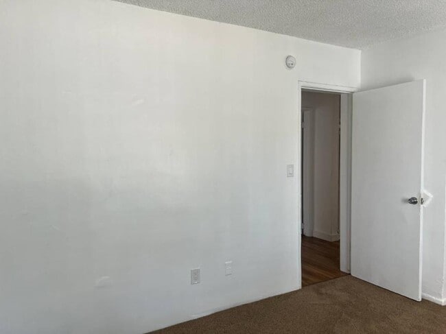 Building Photo - 2.0 bedroom in Los Angeles California 91343