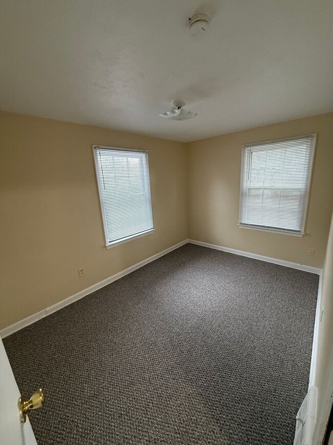 Building Photo - New 2 bed Duplex Listing!