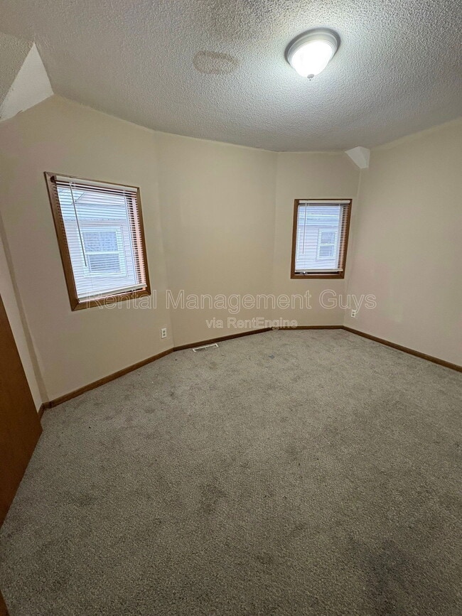 Building Photo - 3319 Longfellow Ave