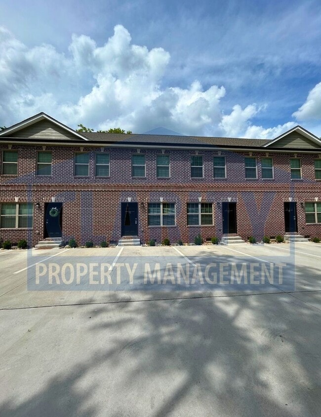 Building Photo - Two-bedroom Townhome!