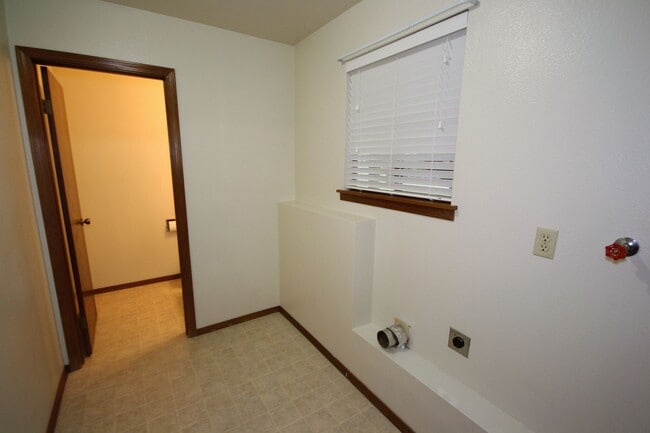 Building Photo - Beautiful 3 Bedroom Tri-Level Home In Federal Way!