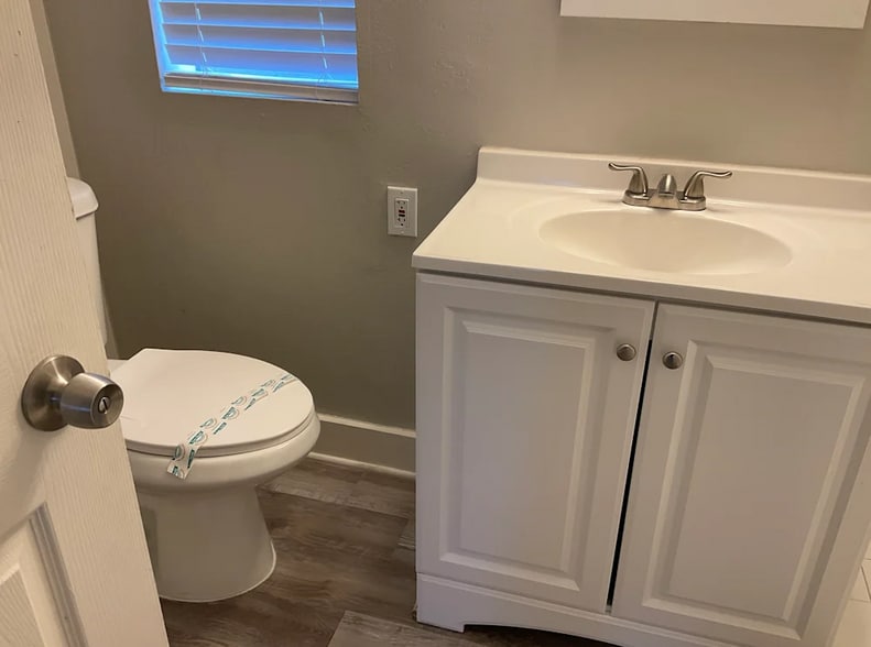 Building Photo - 431 Iris Rd