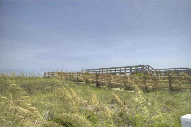 Building Photo - 122 Camrose Wy