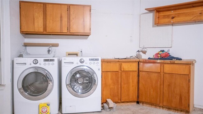 Building Photo - 401 Parkview Dr