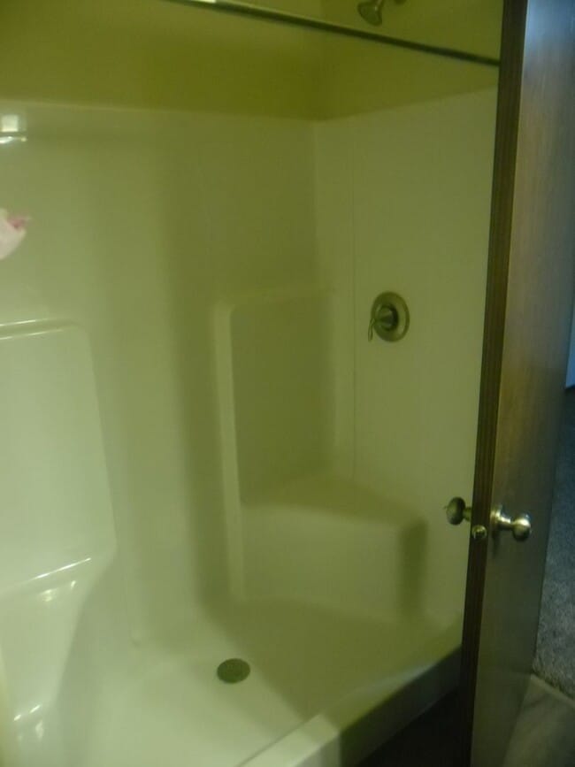 Building Photo - Newer Split Entry 4 Bedroom 3 Bath Home