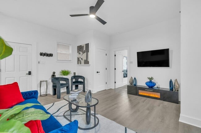 Building Photo - 68 Pine St