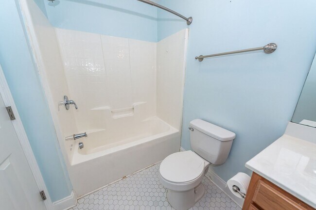 Building Photo - 3 Bedroom, 2.5 Bathroom Townhome in Oak Terrace Preserve - Park Circle