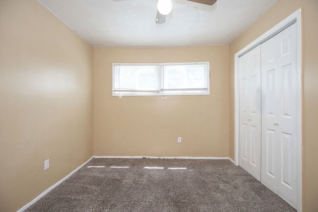 Building Photo - 3 Bedroom/1 bath Single House!!
