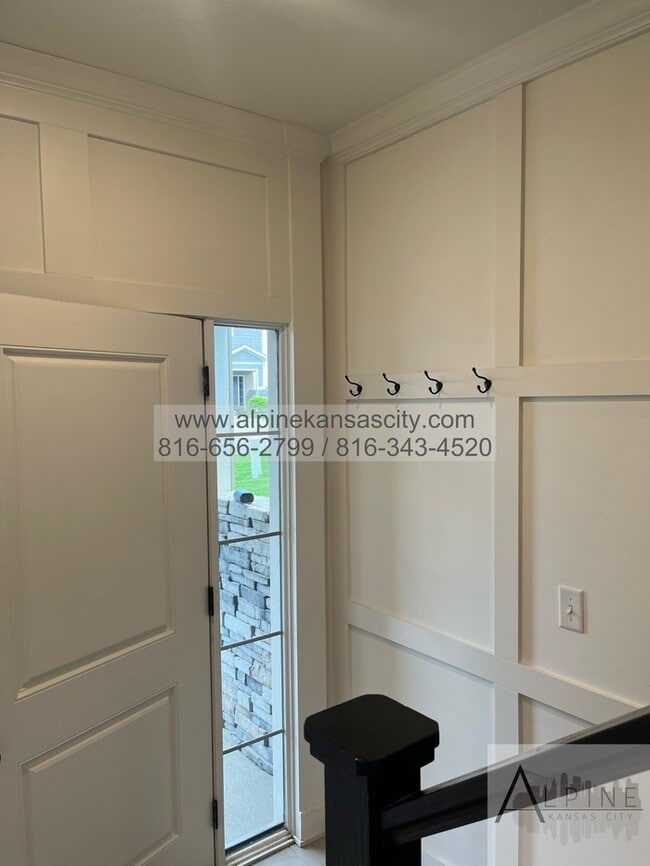 Building Photo - Beautiful Parkville Town Home Coming Soon!
