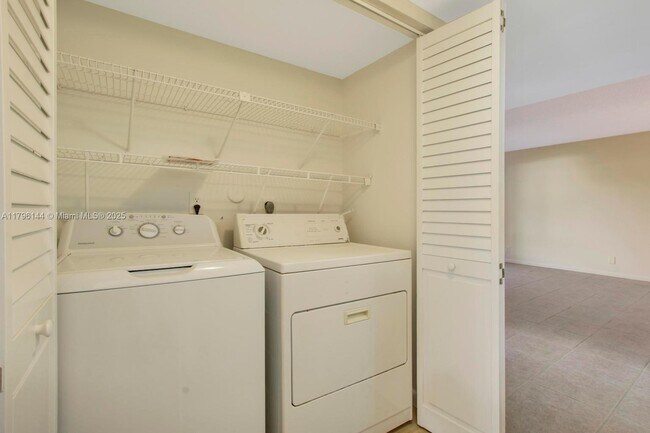 Building Photo - 6272 Chasewood Dr