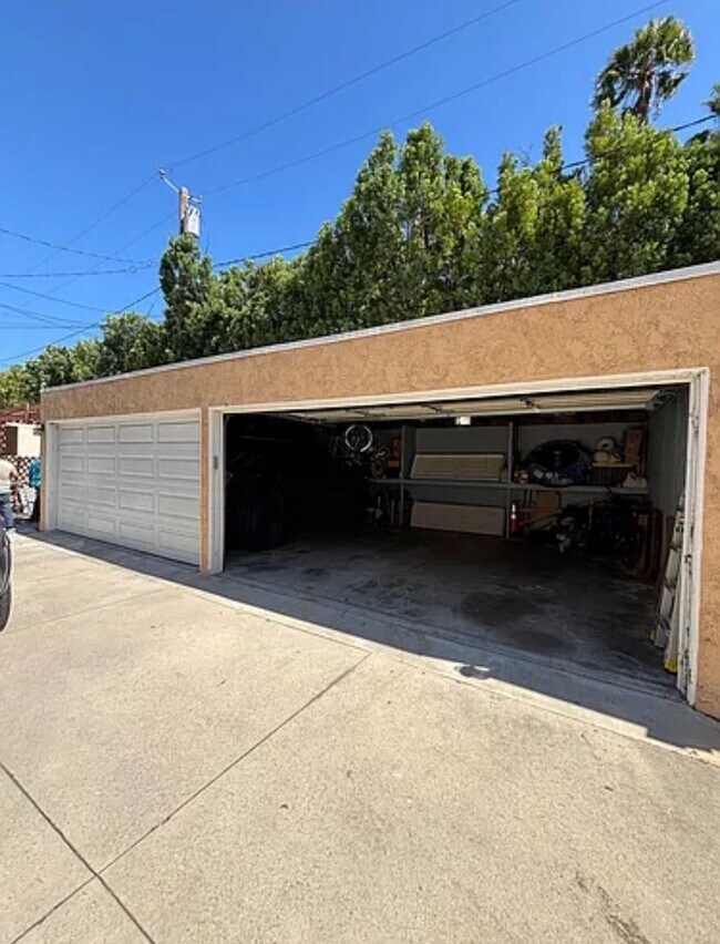 Building Photo - 4126 W Toluca Lake Ave