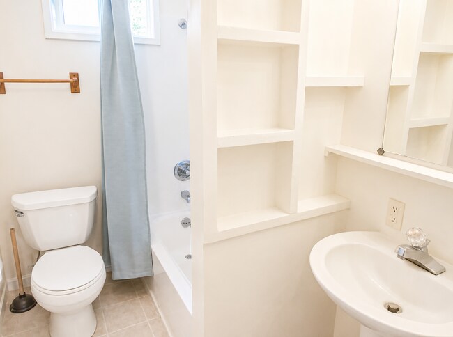 Building Photo - Charming 2-Bed Home in Fairhaven Neighborhood!