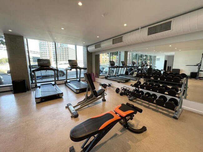 Building Photo - Spacious Vista Pearl Condo with Bonus Den, Stunning Views and Fabulous Amenities