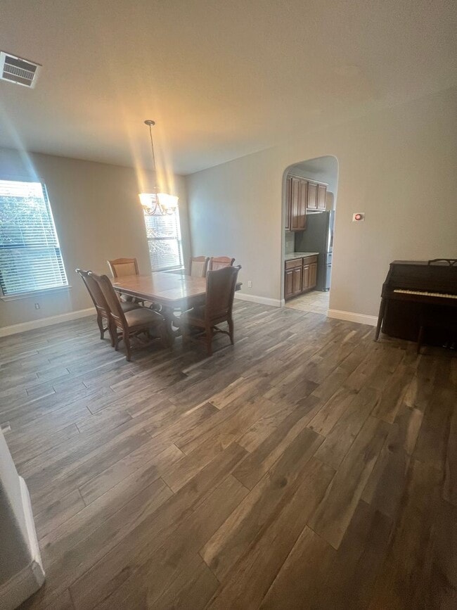 Building Photo - Rare Huge 5 Bedroom Off Crystal Falls