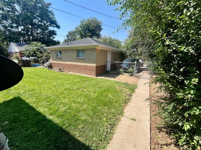 Building Photo - Cozy Garden level 2 bed 1 bath near Centra...