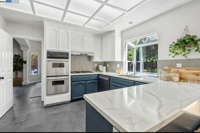 Building Photo - 5 Stuart Pl