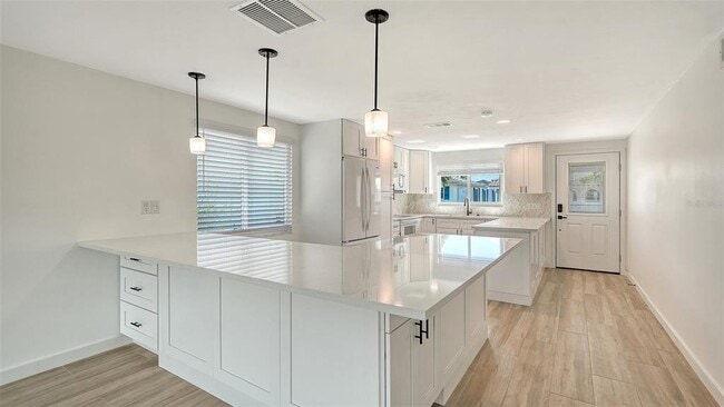 Building Photo - 909 Spanish Dr N