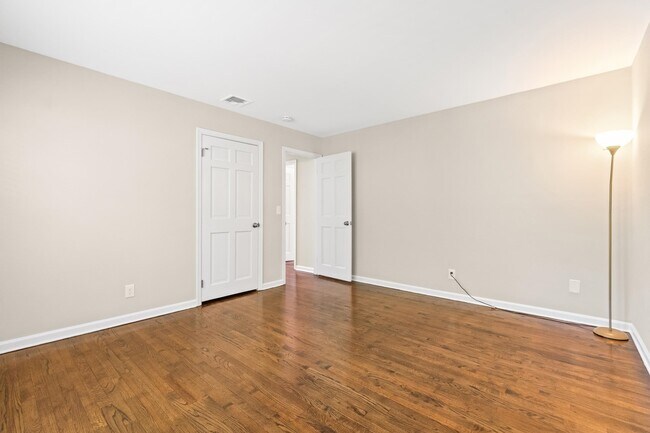 Building Photo - 215 Oak Ave