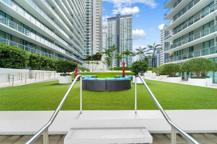 Building Photo - 1111 SW 1st Ave