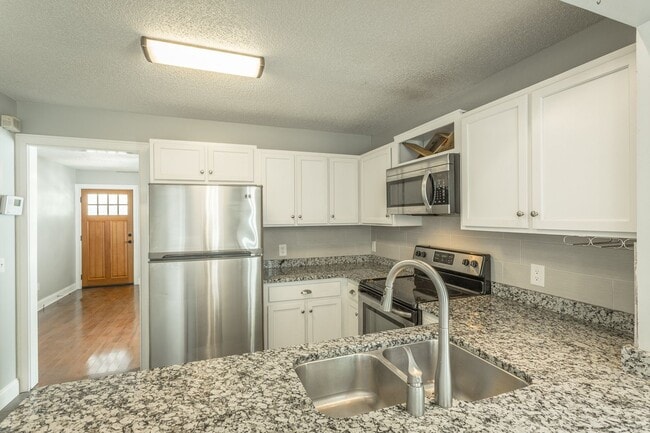Building Photo - 3 bedroom, 2 bathroom home in the Southside!
