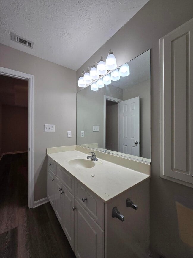 Building Photo - 528 Edgecliff Ln
